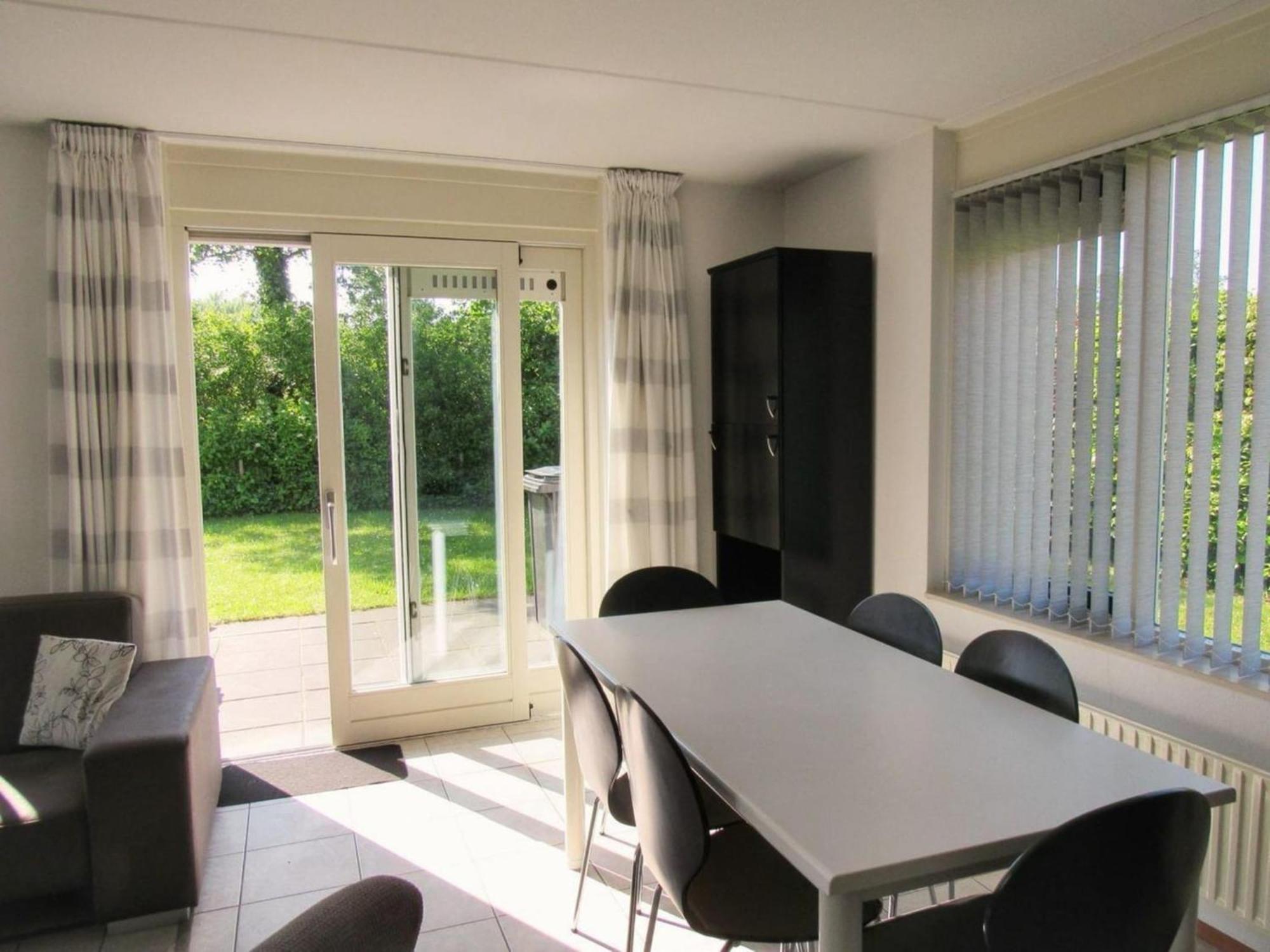 Vakantiehuis Inviting With Garden